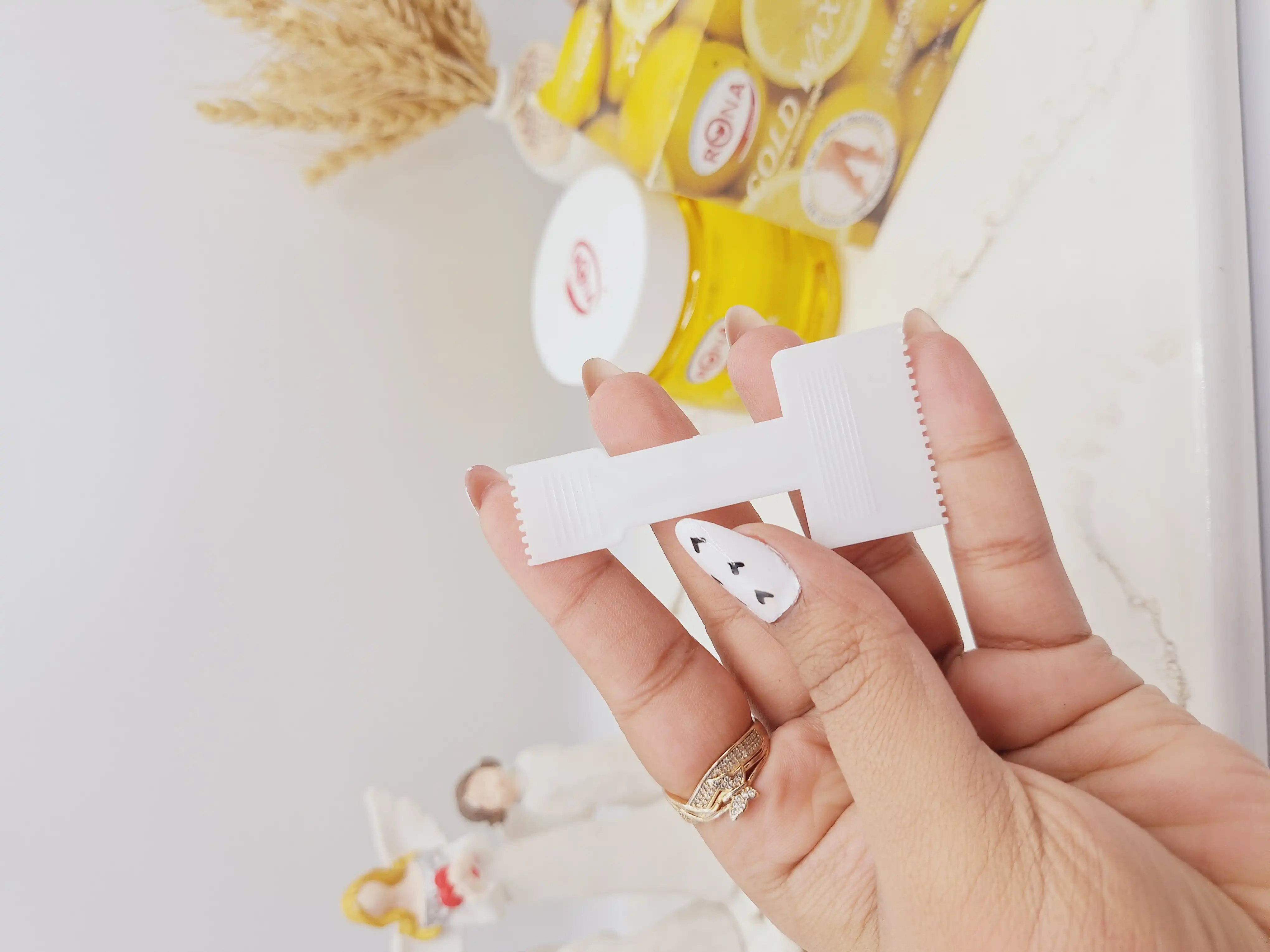 موم سرد با کاغذ اپیلاسیون همراه با کاردک رایحه لیمو برند RONA کد 3152