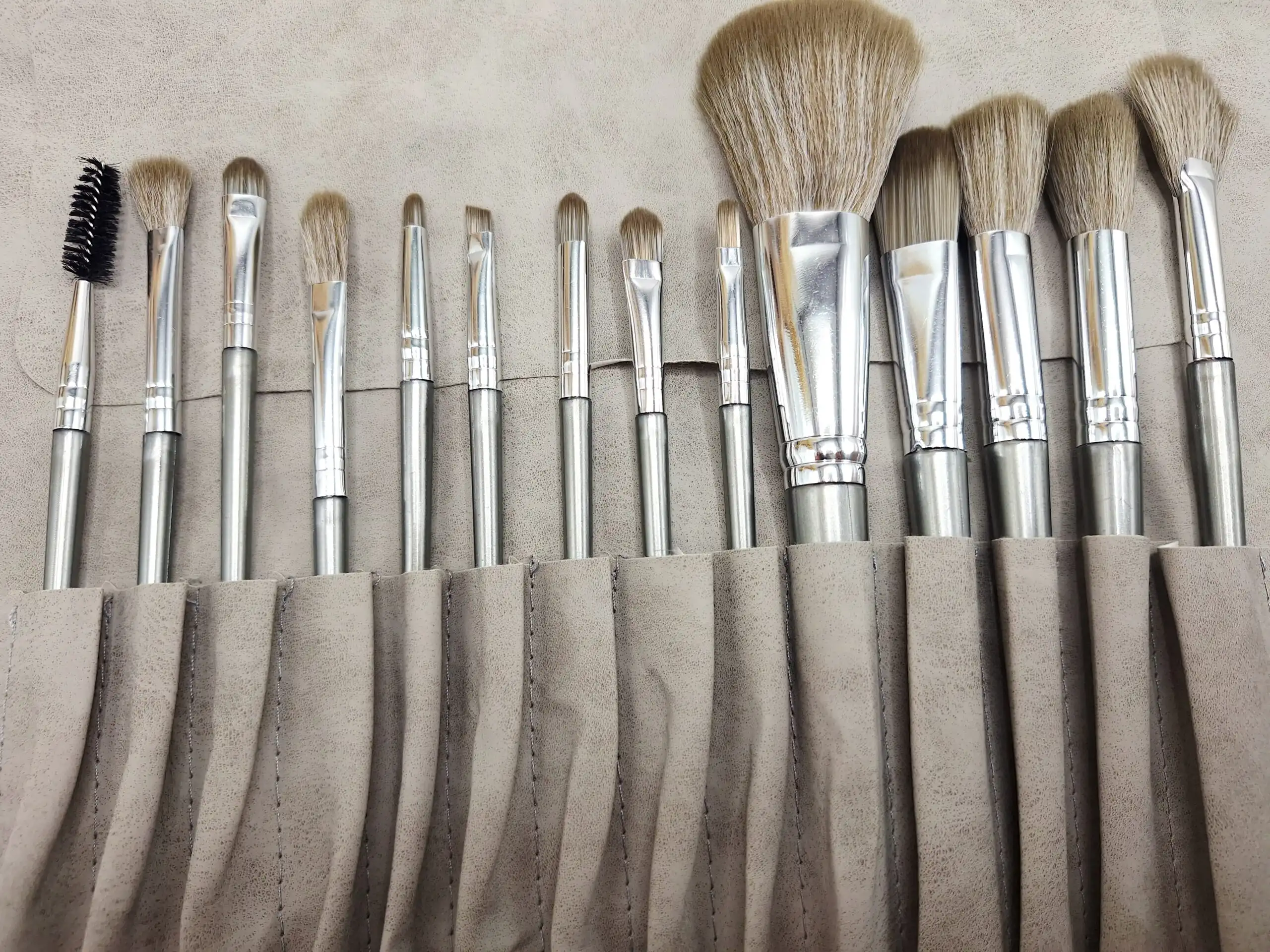 براش میکاپ 14 تیکه با کیفیت همراه کیف مخصوص