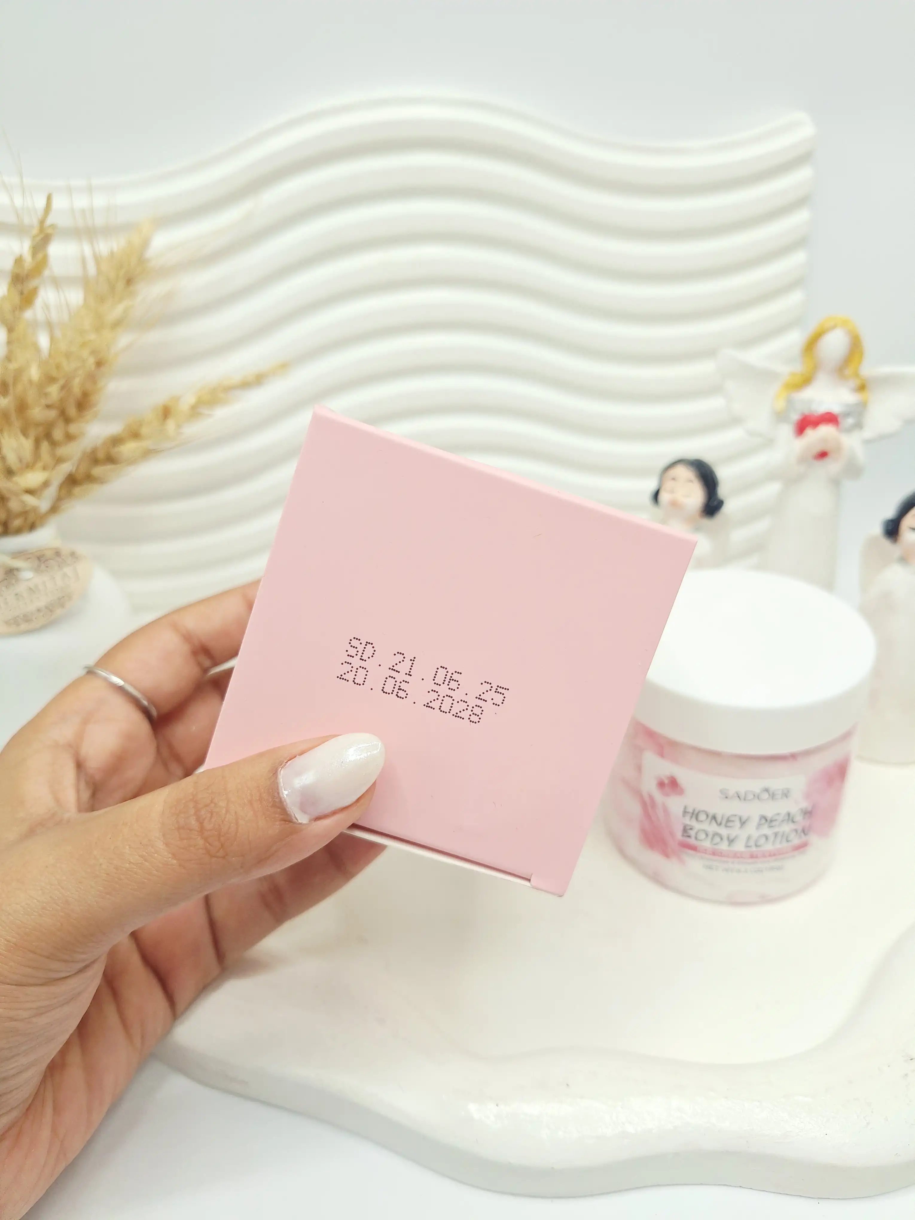 لوسیون بدن بستنی هلو سفید کننده و روشن کننده بدن برند سادور کد 9604