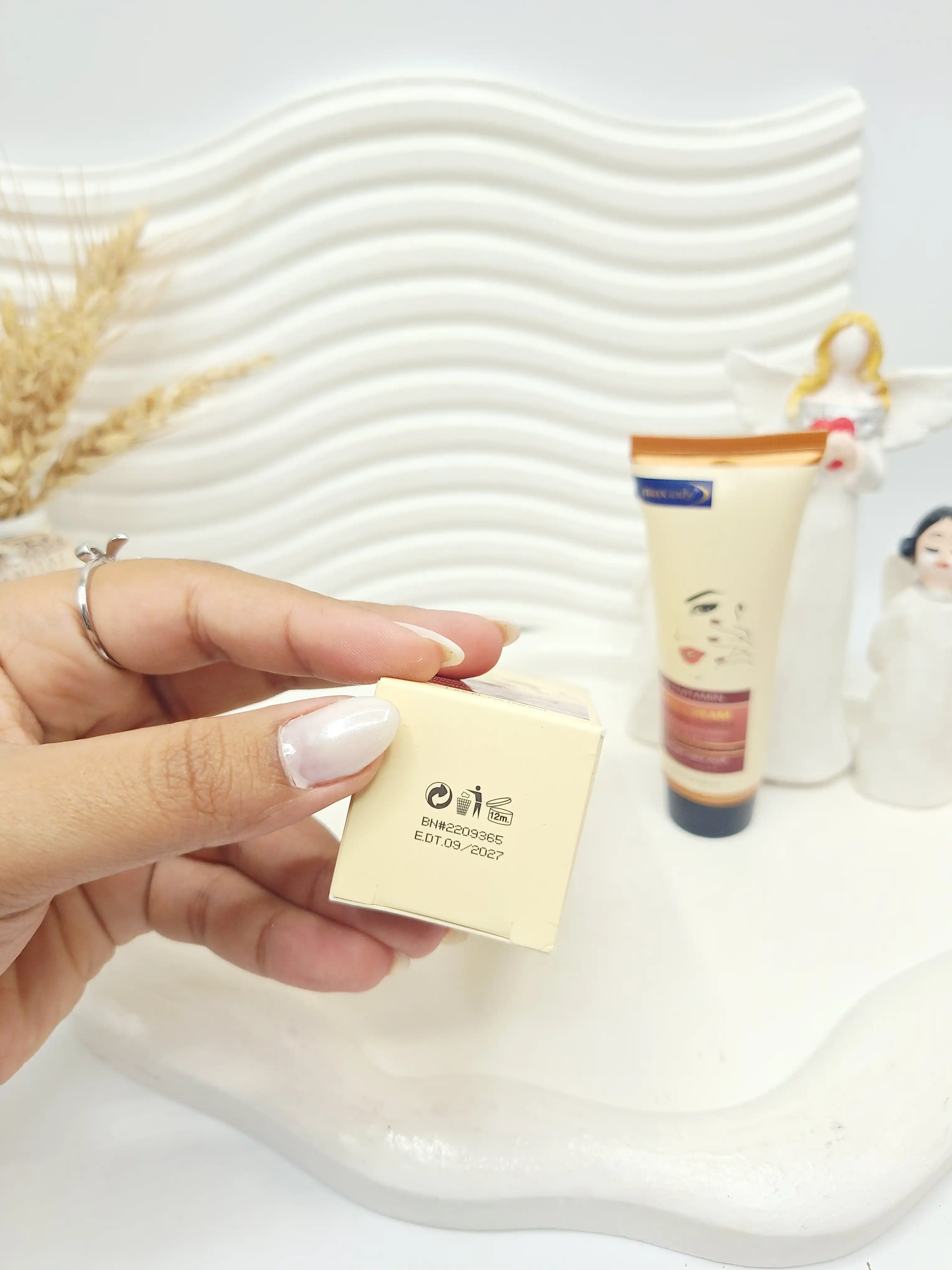 کرم تیوپی صورت مولتی ویتامین مکس لیدی حجم 50 میل کد 4759