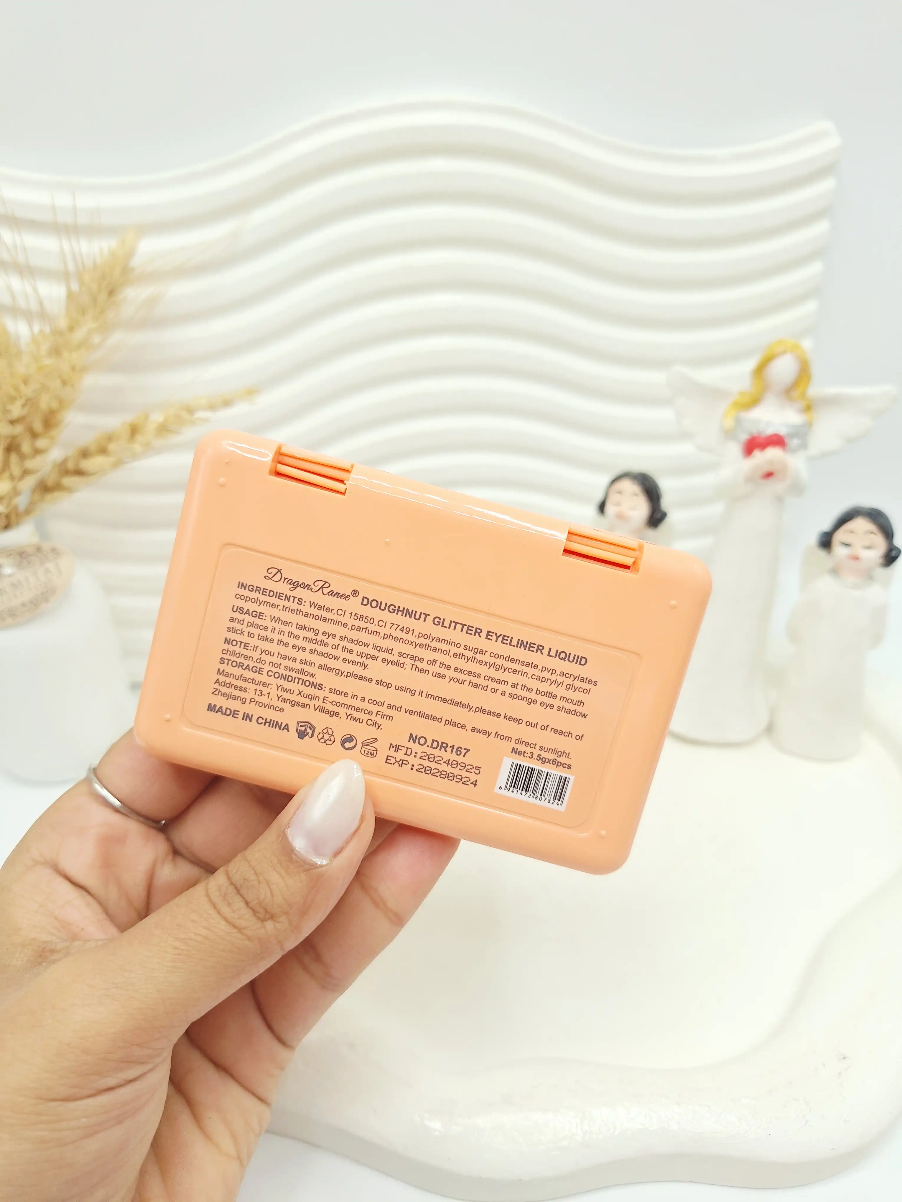 پک سایه چشم گلیتری طرح خرس دوناتی برند دراگون رانی dragon ranee کد 7824