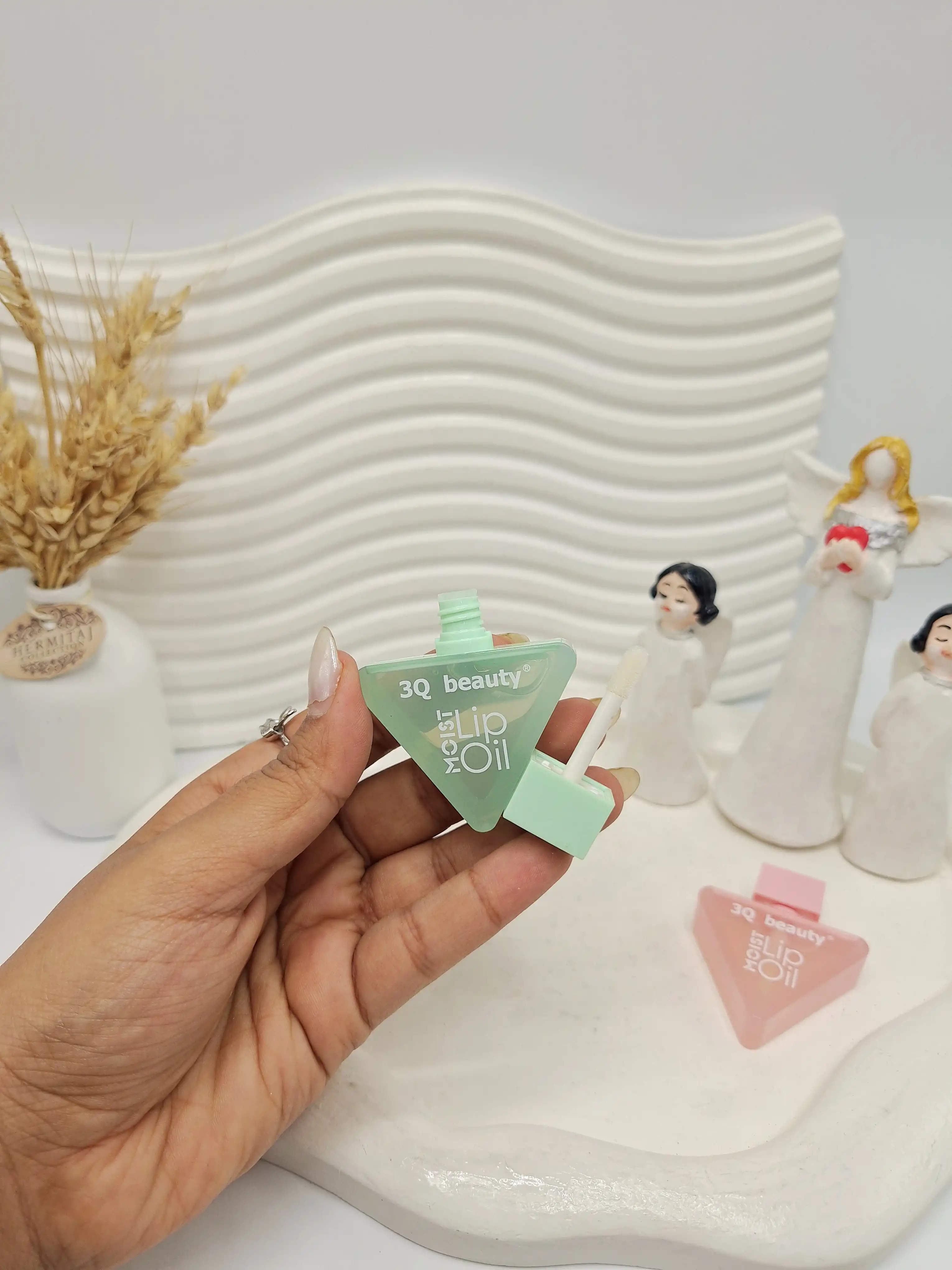 برق لب مثلثی 3Q beauty کد 327